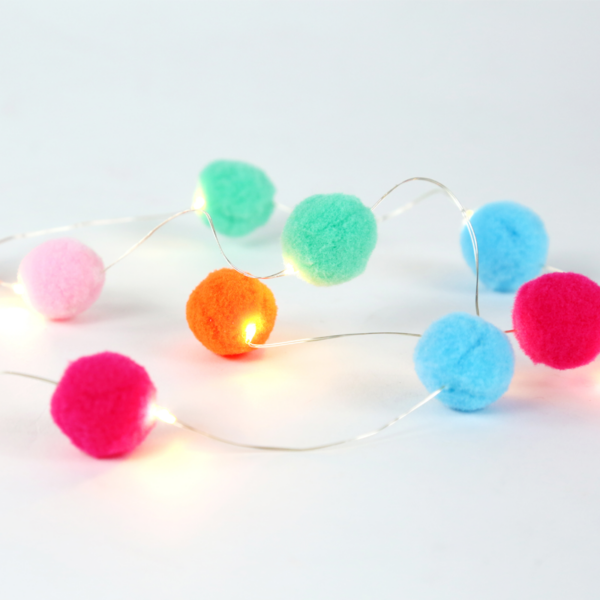 ^ "WOVEN POM POM" 10 LED ΛΑΜΠ. ΣΕΙΡΑ ΜΠΑΤ(2xAA),WW, ΑΣΗΜΙ ΚΑΛ.ΧΑΛΚ.,IP20, 90+30cm, ΔΙΑΦ ΚΑΛ ΤΡΟΦ ACA - F07101141